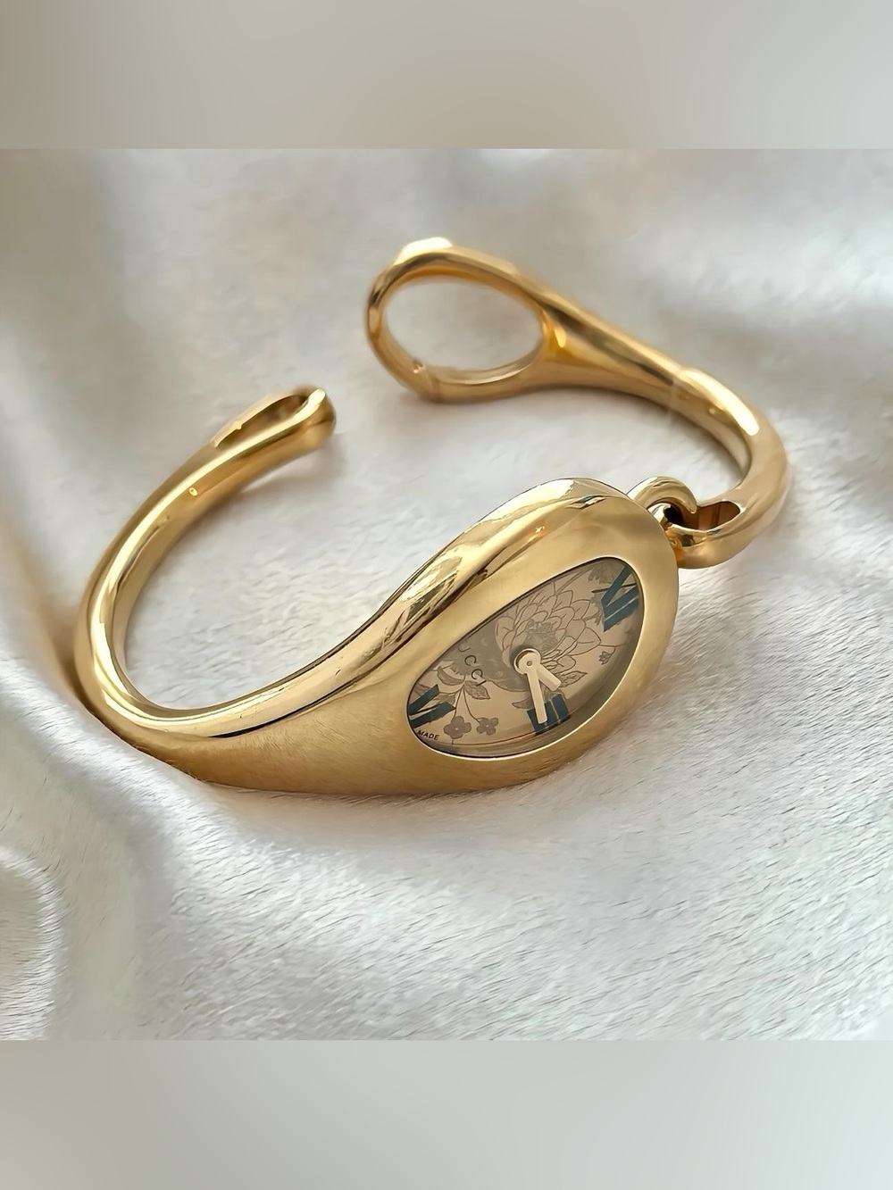 AUTHENTIC VERY RARE VINTAGE GUCCI TEARDROP BANGLE WATCH - FLORAL DIAL - Picture 4 of 8